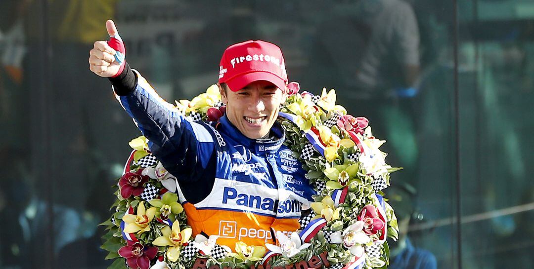 Takuma Sato festeja su victoria en la Indy 500