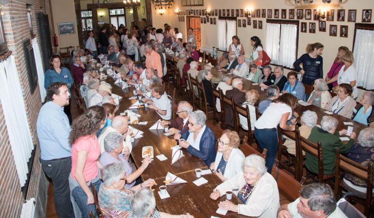 La tradicional chocolatada nunca falta en las Jornadas de Mayores