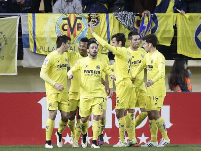 Los jugadores del Villarreal celebran el gol marcado en propia puerta por el defensa del Granada Diego Mainz, que ha supuesto el 1-0 durante el partido de la vigésima segunda jornada de liga en Primera División que se disputa esta tarde en el estado del M