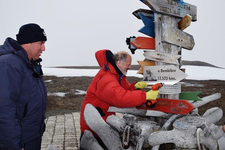 Valentín Carrera coloca la placa indicadora