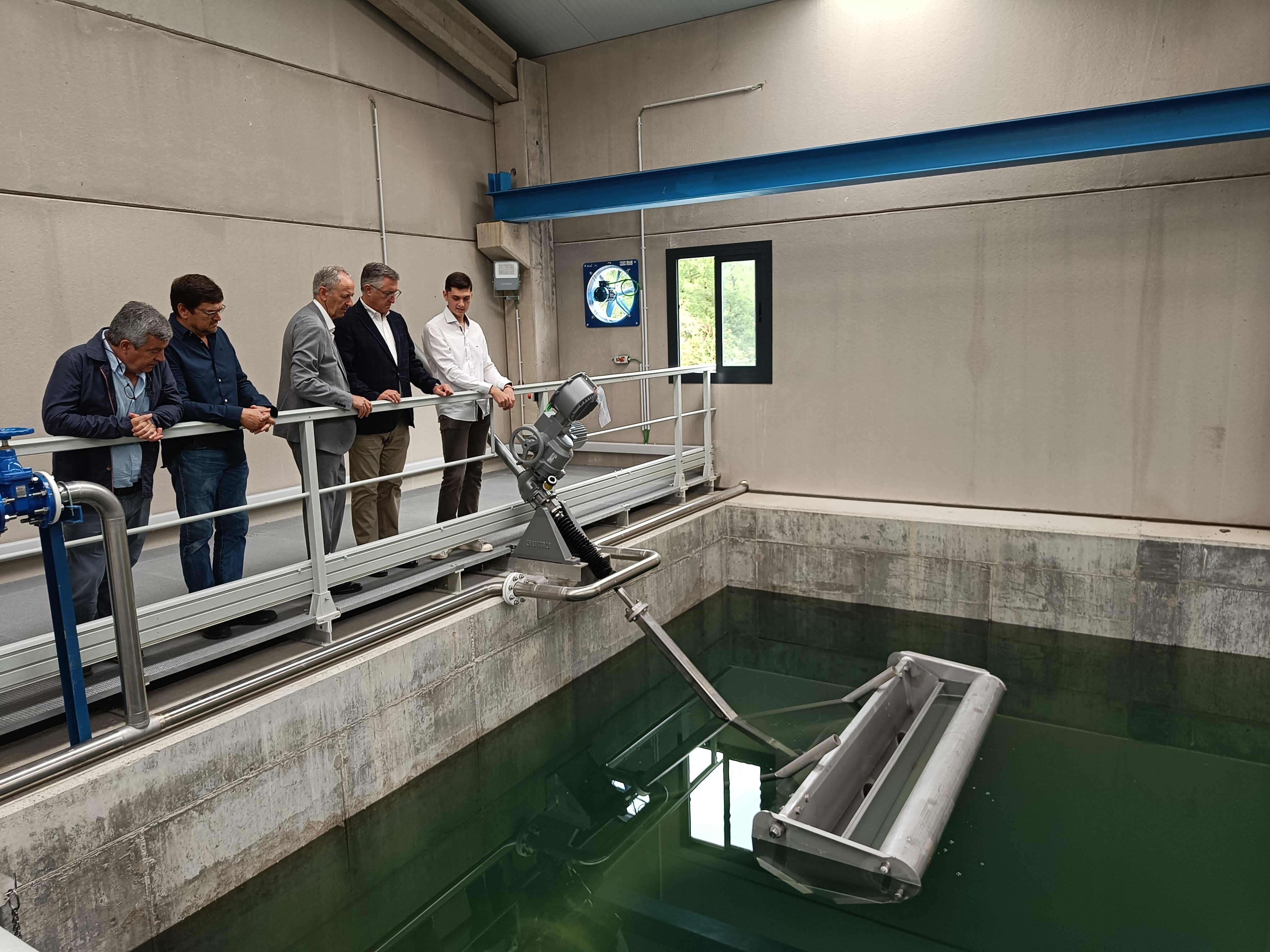 El consejero de Medio Ambiente y Turismo, Manuel Blasco, inauguraba este lunes las instalaciones acompañado por el director del Instituto Aragonés del Agua, Luis Estaún