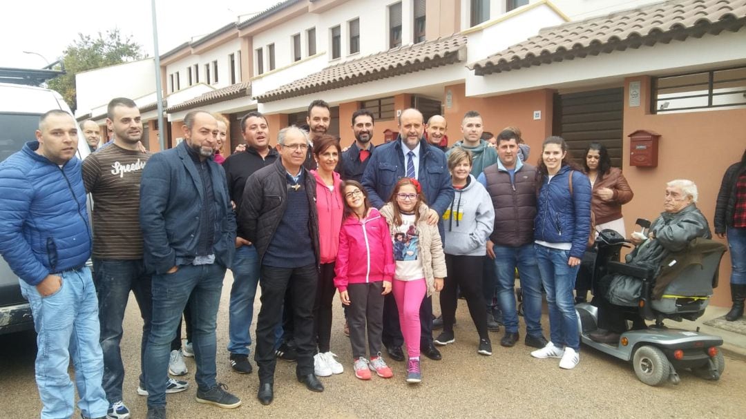 Las familias que han recibido las viviendas posan junto al vicepresidente de la Junta. 