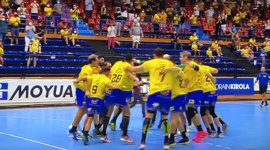 Los jugadores de Bidasoa celebran la victoria contra PAUC