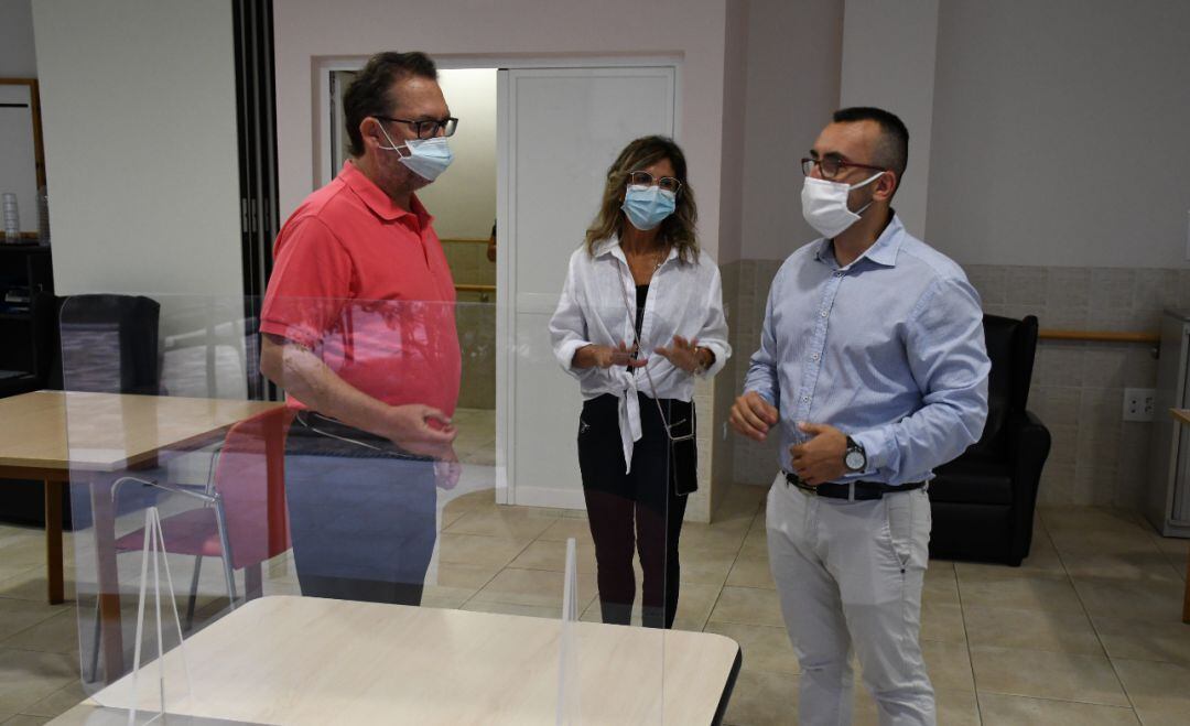 Visita de las autoridades municipales al centro de día de alzheimer