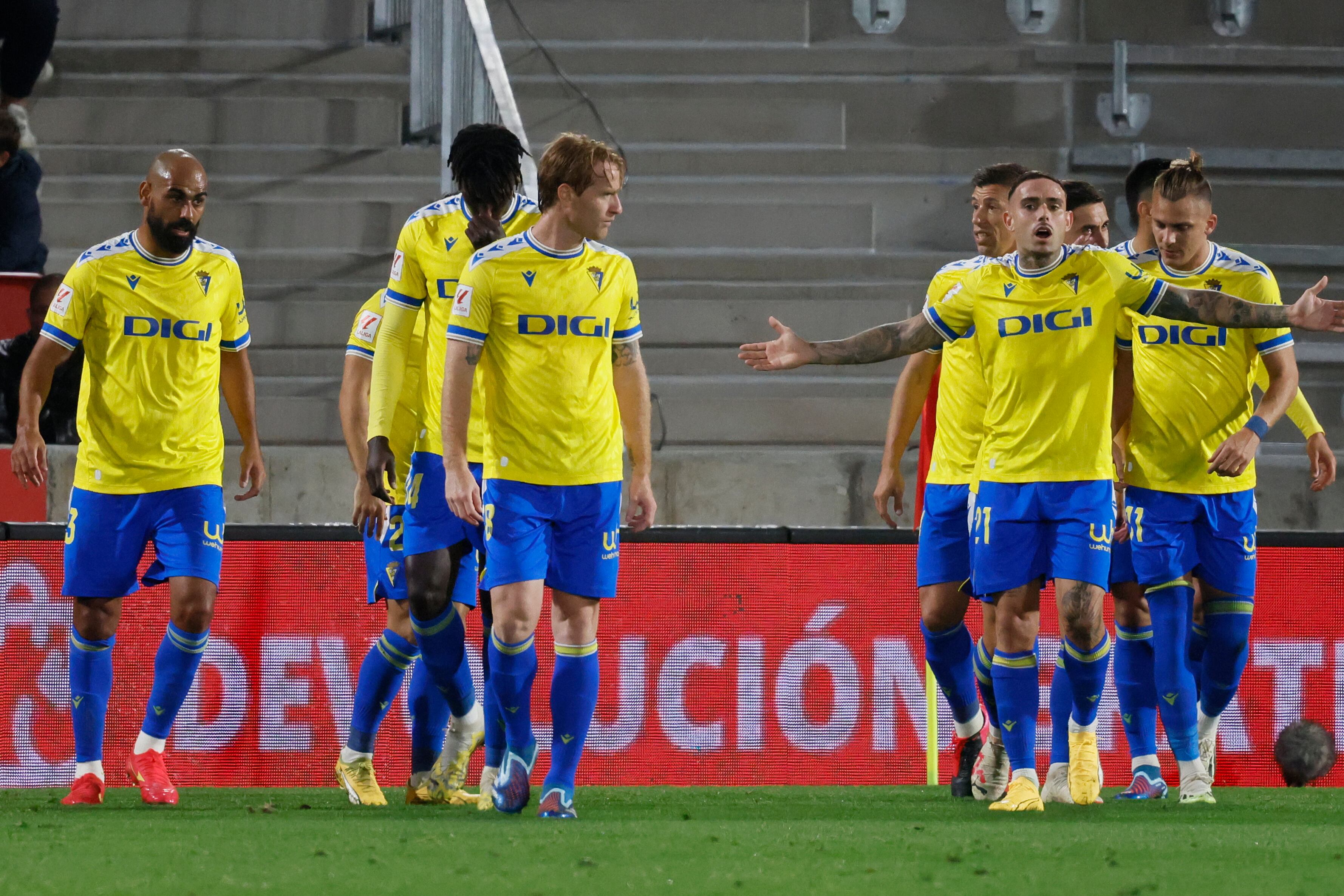 PALMA DE MALLORCA. 29/11/2023.- Los jugadores del Cádiz celebran un gol durante el encuentro aplazado de la jornada 13 de primera división que disputan hoy miércoles en el estadio de Son Moix, en la capital balear. EFE/CATI CLADERA.