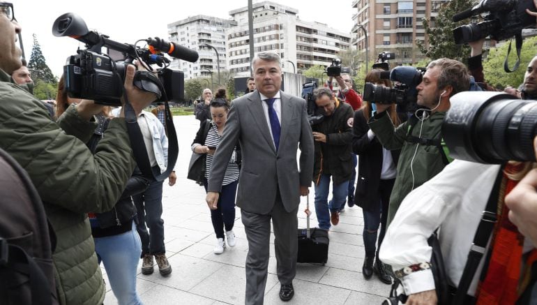 El abogado de cuatro de los cinco sevillanos, Agustín Martínez Becerra, a su llegada al Palacio de Justicia de Navarra