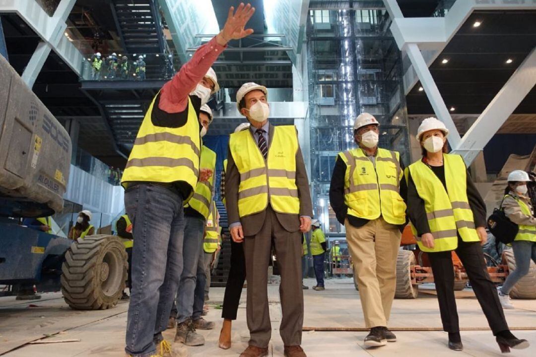 El alcalde en una visita a la estación