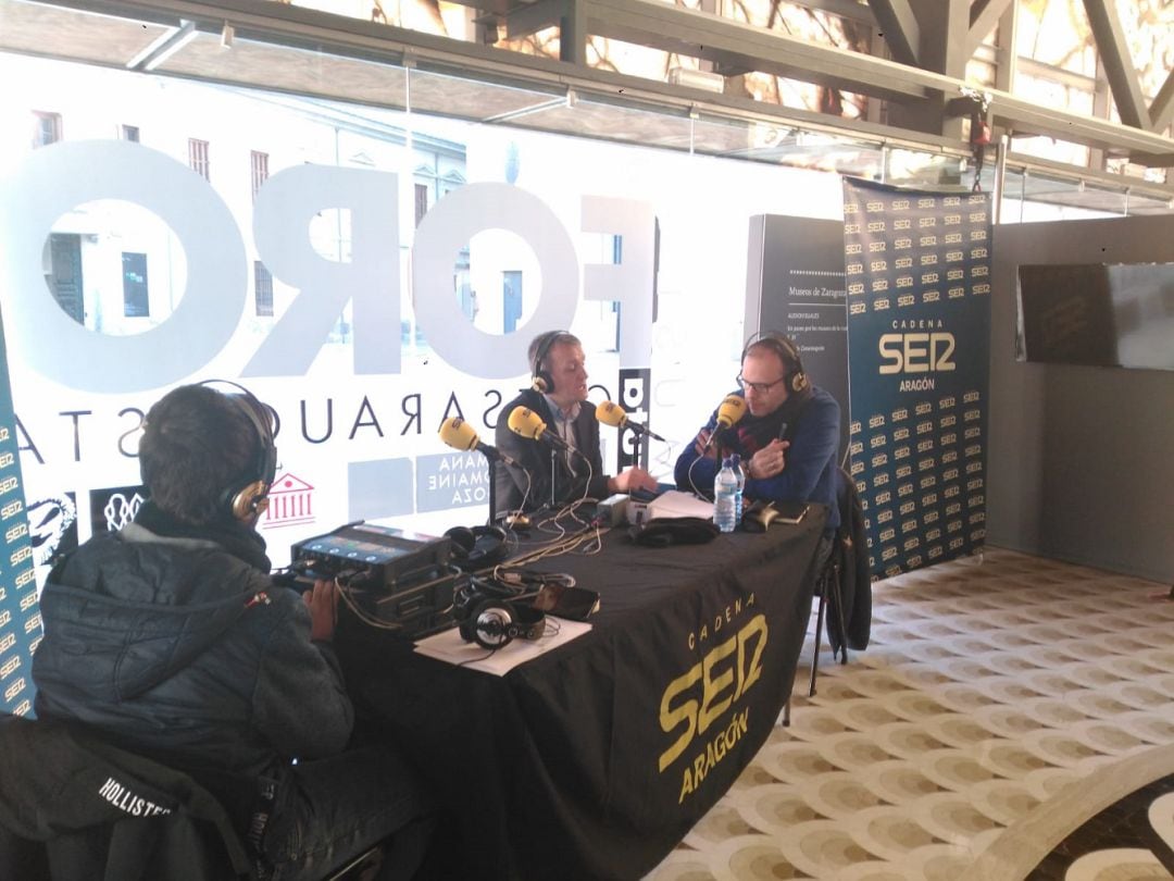 El concejal Fernando Rivarés con David Marqueta durante la emisión de Hoy por Hoy Zaragoza desde el Museo del Foro Romano 
