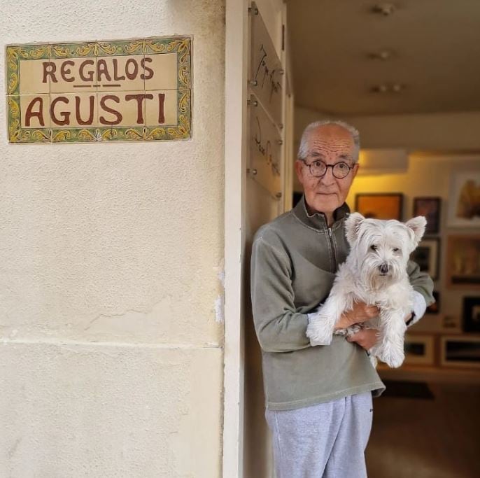 Paco Agustí, con Nana, a las puertas de su pequeña galería