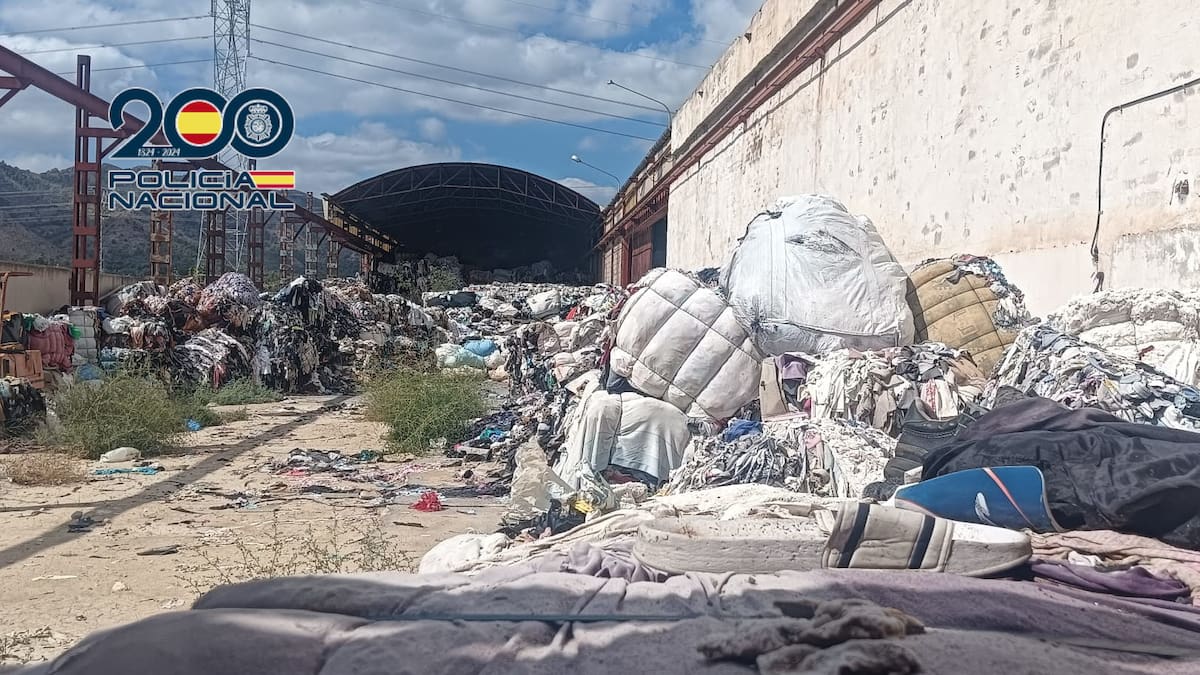 Detenido por abandonar toneladas de ropa en terrenos y naves alquiladas para evitar gestionar residuos