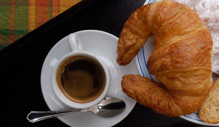 Un cruasán y un café a la hora del desayuno