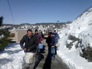 Veïns de Els Omells de Na Gaia netegen els carrers del poble