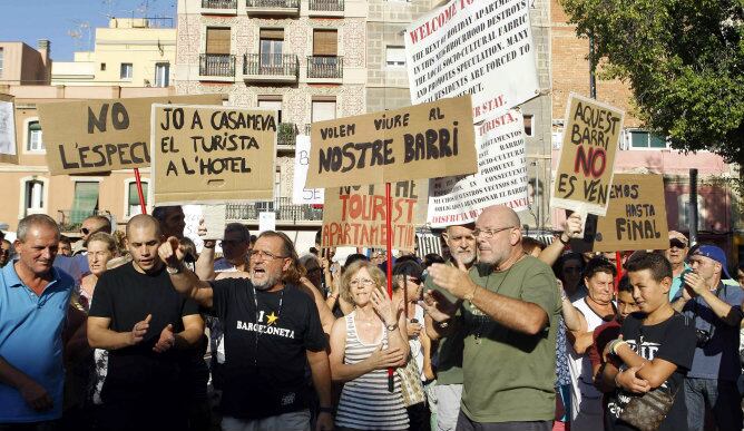 Vecinos de la Barceloneta protestando contra el turismo de borrachera