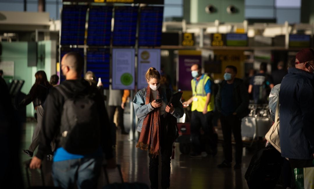 Varios pasajeros con maletas en el aeropuerto de El Prat, a 19 de noviembre de 2021, en Barcelona, Cataluña (España). El aeropuerto de la red Aena es el primer aeropuerto en extensión y tráfico de Cataluña y el segundo aeropuerto con mayor tráfico de Espa