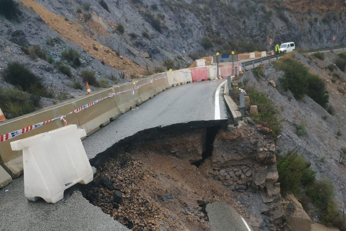 Derrumbe de la calzada en las Cuestas del cedacero por las lluvias