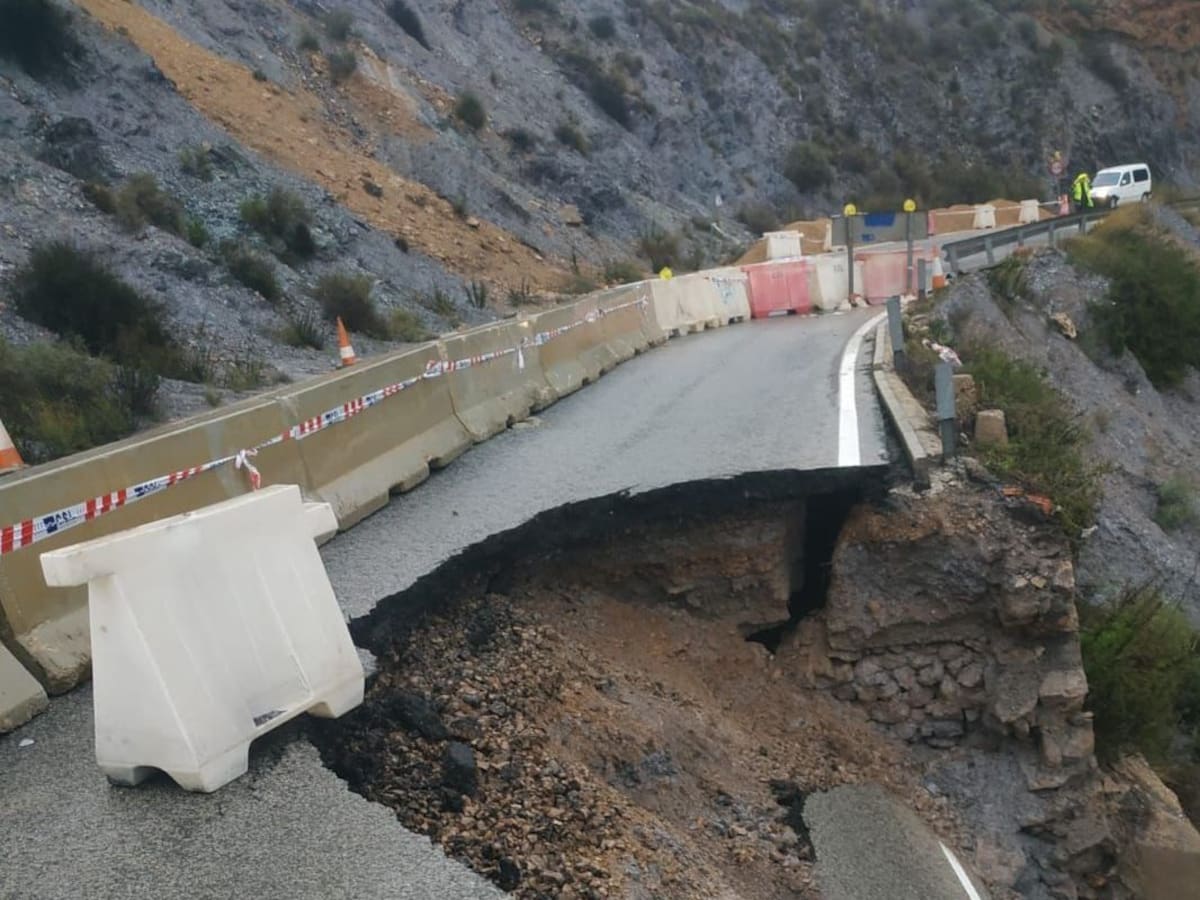 Las lluvias obligan al cierre de la carretera de Isla Plana