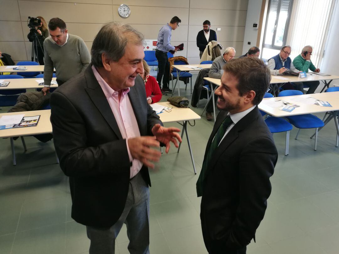 El presidente de ASETRA Juan Andrés Saiz Garrido (i) junto a Jaime Rodríguez Medal  director de CONFEBUS momentos antes de la jornada realizada en la terminañ de carga de Segovia 