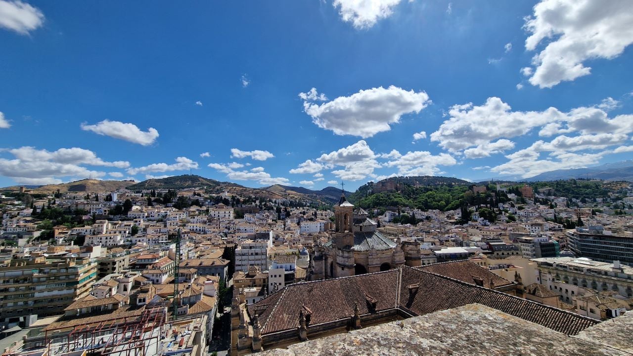 Panorámica de la ciudad, Sierra Nevada, la Alhambra y el Albaicín desde la terraza superior de la Catedral de Granada