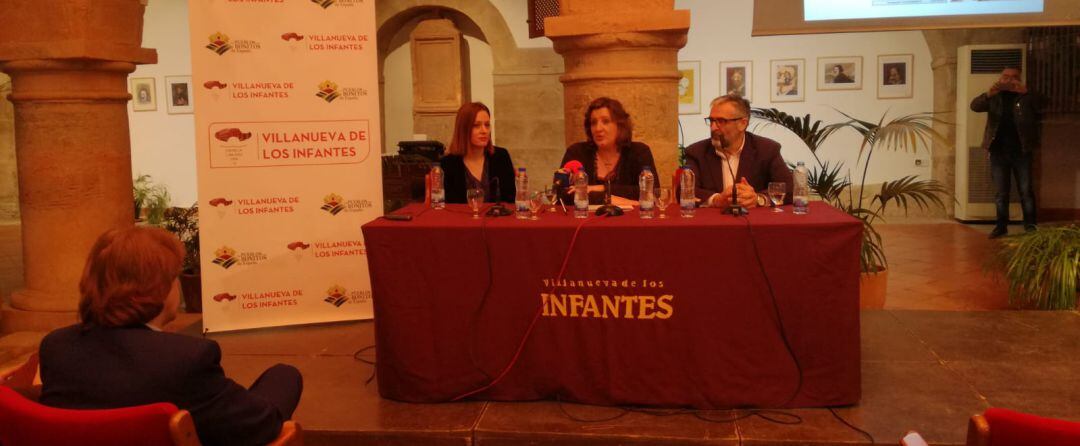 La consejera de Empleo y Economía, Patricia Franco, presenta el proyecto de la futura Hospedería de la localidad de Infantes, junto a Ana Isabel Fernández Samper, directora de Turismo y el alcalde de este municipio, Antonio Ruíz Lucas 