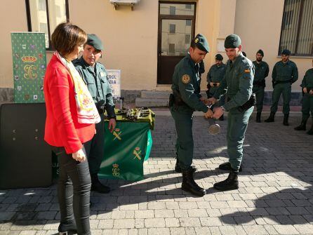 La subdelegada Pilar Sanz observa la demostración de una operación de los agentes de la nueva unidad