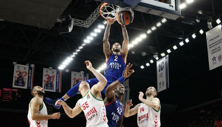 Los jugadores de Anadolu Efes y del Baskonia, durante el encuentro de Estambul