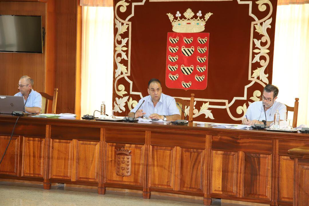 El consejero del área de Caza del Cabildo de Lanzarote, Andrés Stinga, durante la aprobación del plan técnico.