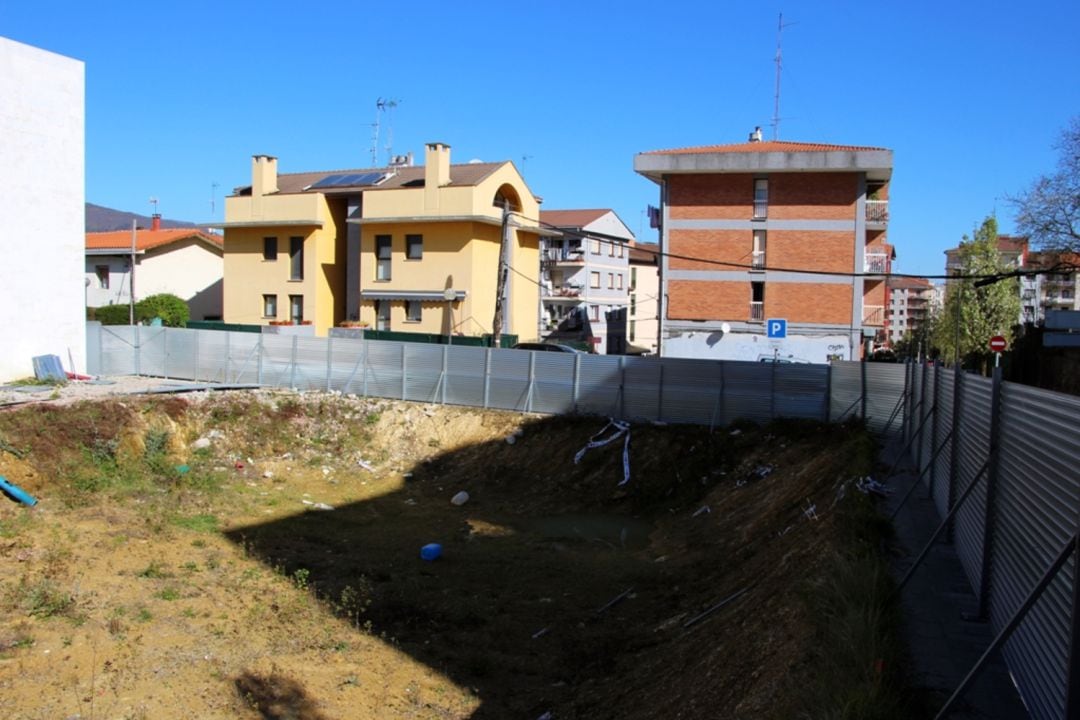 Situación en la que se encuentra la parcela de Alberto Larzabal, donde se preveía la construcción de las viviendas para jóvenes. 