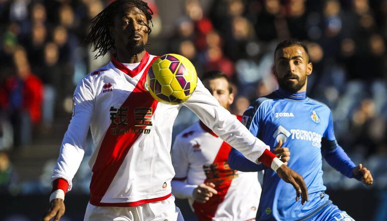 El defensa senegalés del Rayo Vallecano Abdoulaye Ba (i) controla el balón ante Castro, centrocampista del Getafe, durante el partido de la decimoséptima jornada de la Liga de Primera División disputado hoy en el estadio Alfonso Pérez de la localidad madr