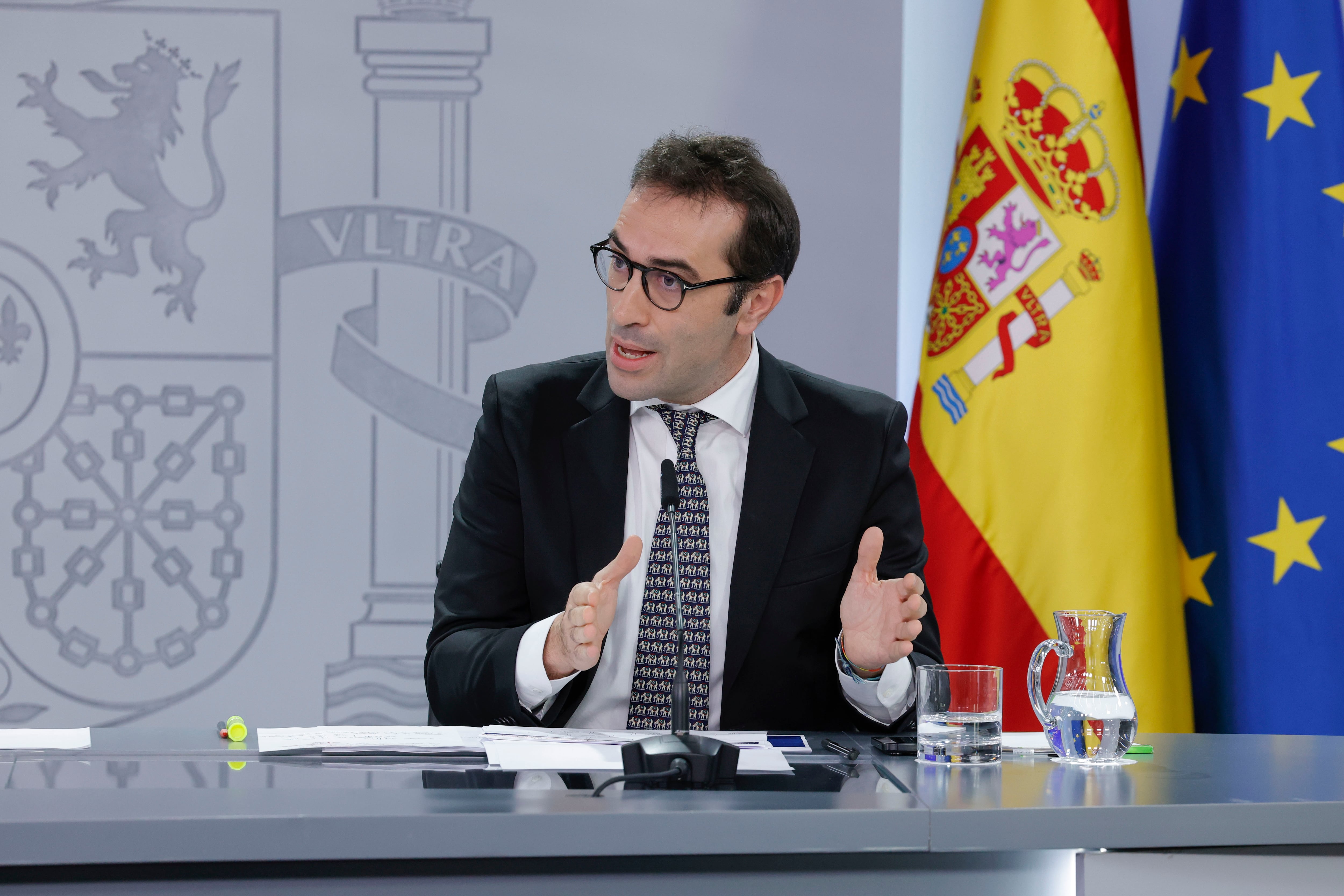 MADRID, 15/10/2024.- El ministro de Economía, Carlos Cuerpo, en rueda de prensa tras la reunión del Consejo de Ministros, este martes en el Palacio de la Moncloa, en Madrid. EFE/ Zipi Aragon
