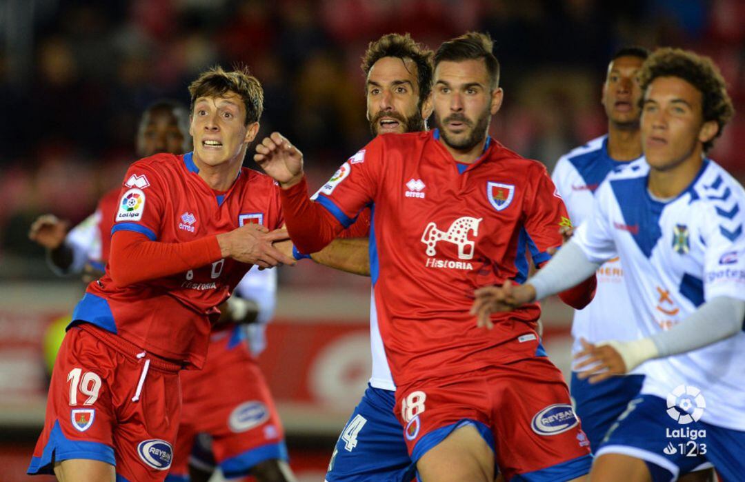 Pichu Atienza, junto a Guillermo, durante el Numancia-Tenerife en Los Pajaritos.