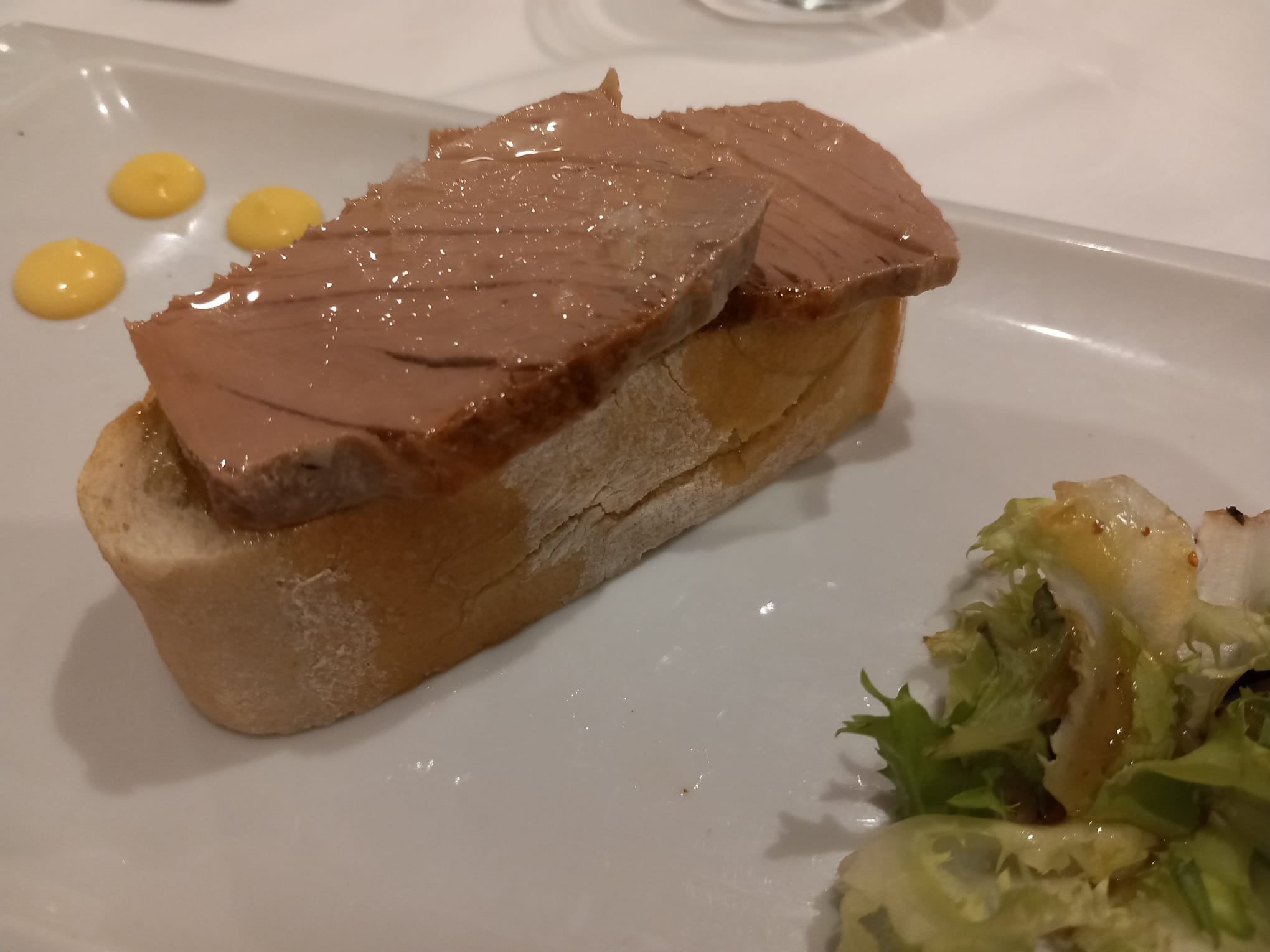 Tosta de atún de almadraba confitado a baja temperatura con arbequina