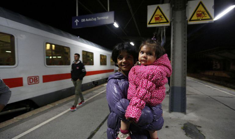 Dos migrantes sirios a su llegada a la estación de ferrocarriles de Dortmund.