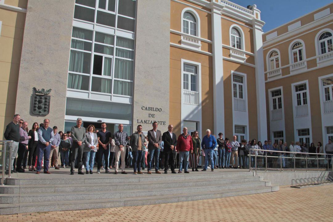 Minuto de silencio en la puerta del Cabildo de Lanzarote.