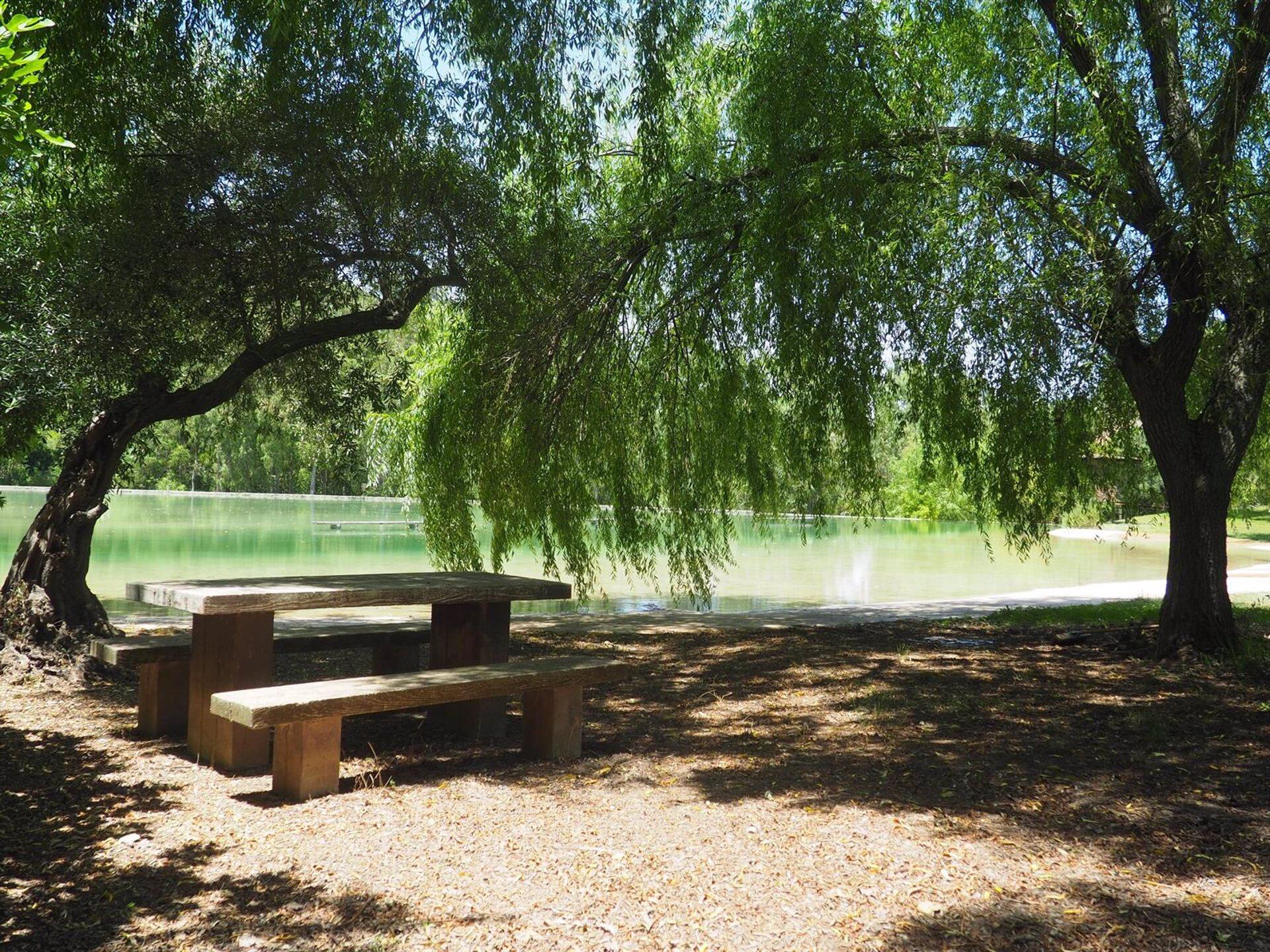 Vista de la 'playita' de Zahara de la Sierra, una playa de interior ubicada en la sierra de Cádiz