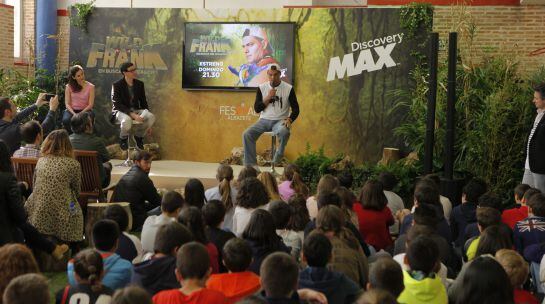 Frank Cuesta hablando delante de niños y periodistas en la rueda de prensa de &#039;Wild Frank&#039; en Albacete