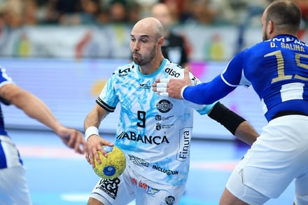 Adrián Fernández en una acción de juego con el ABANCA Ademar