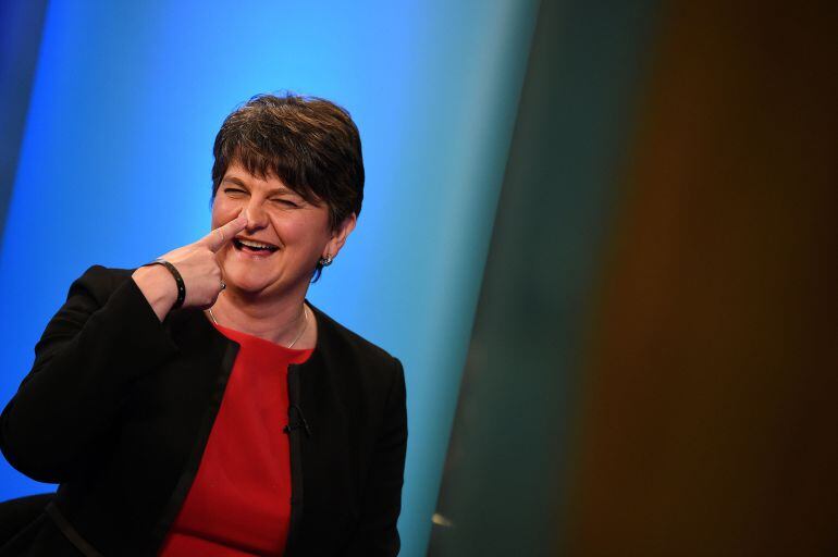 La líder del DUP, Arlene Foster, bromea durante una entrevista en televisión