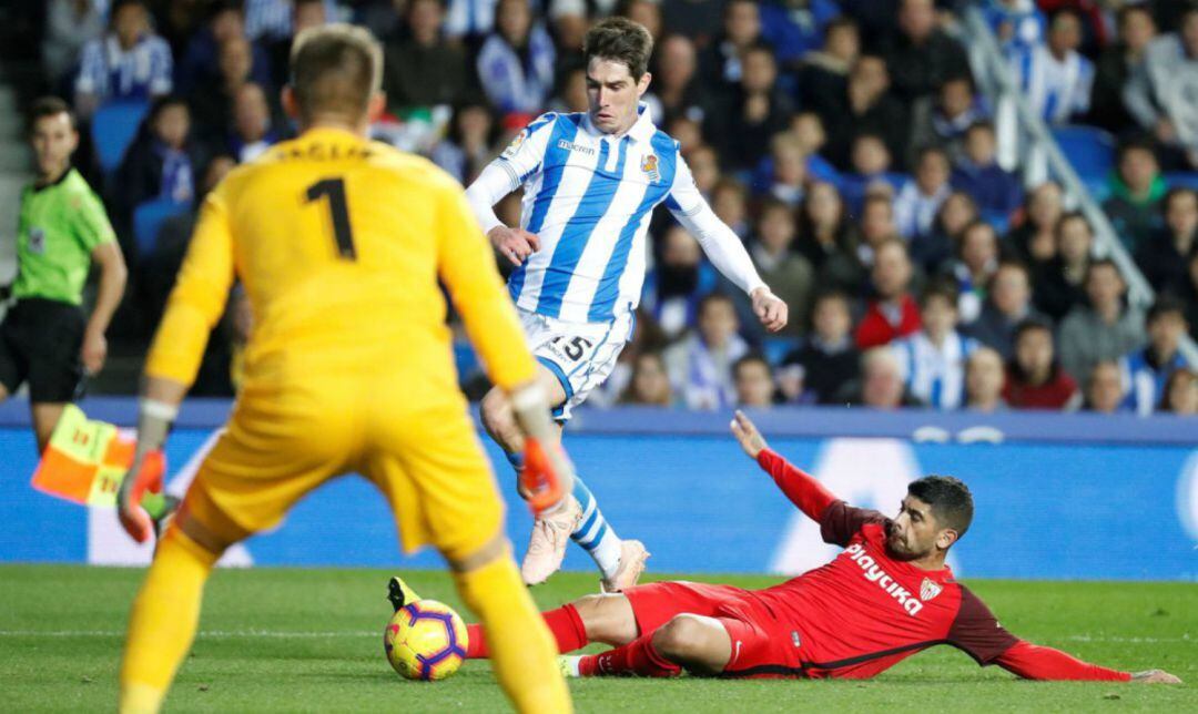 Aritz Elustondo, durante un partido contra el Sevilla esta temporada