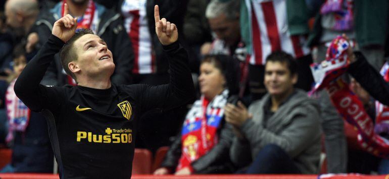 Gameiro celebra uno de los tres goles que marcó en El Molinón