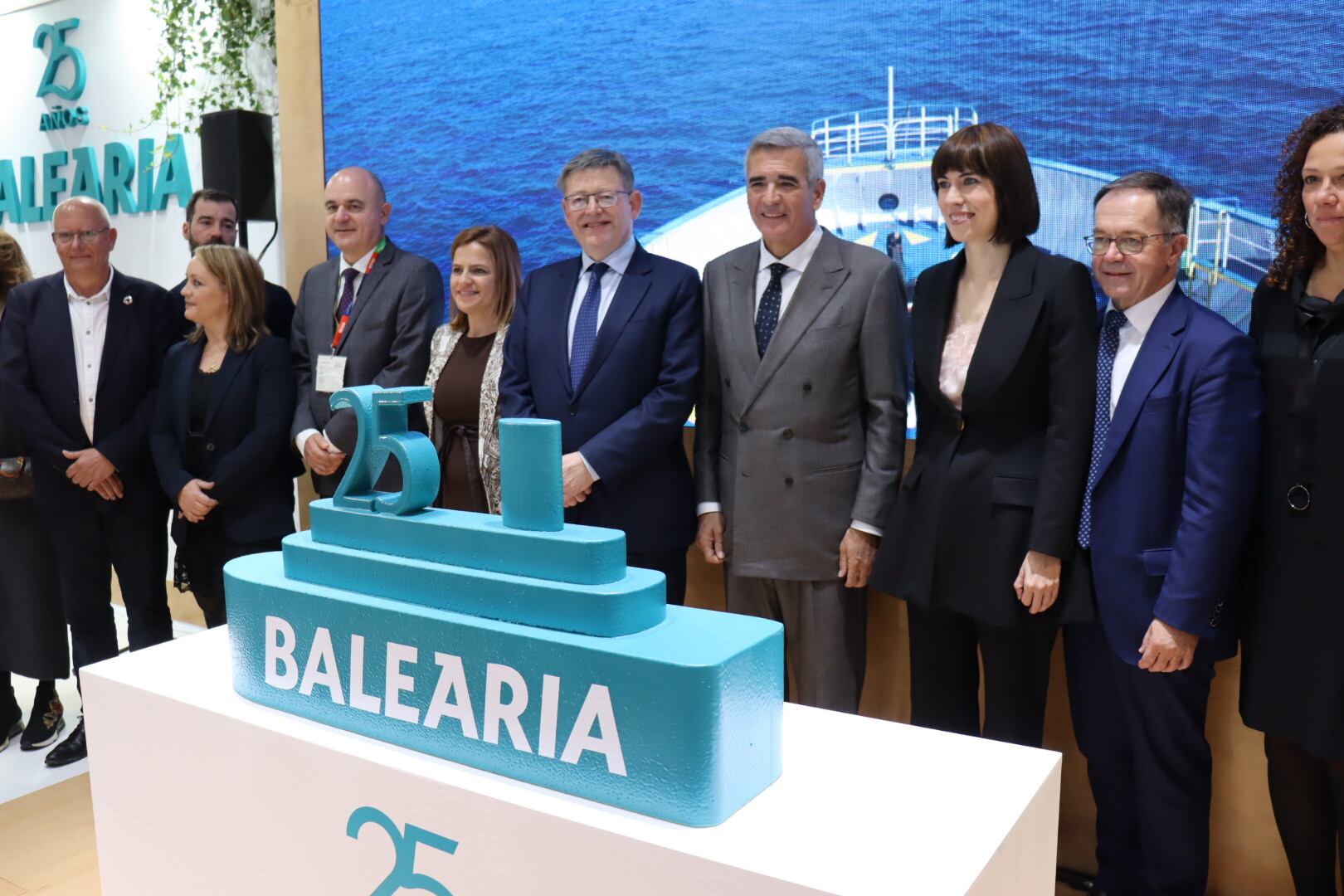 Foto de familia durante la presentación de los actos con motivo del 25 aniversario de Balèaria, en Fitur 2023.