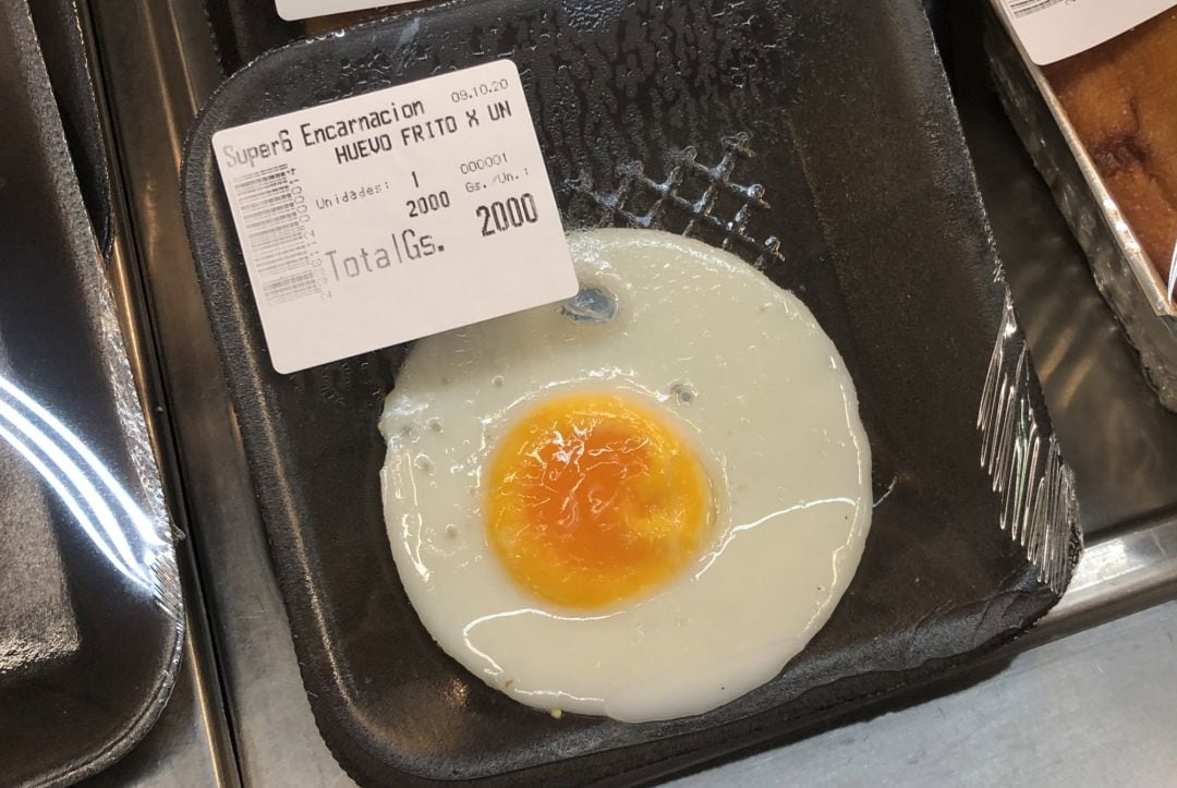 El huevo frito envasado al vacío en el supermercado.