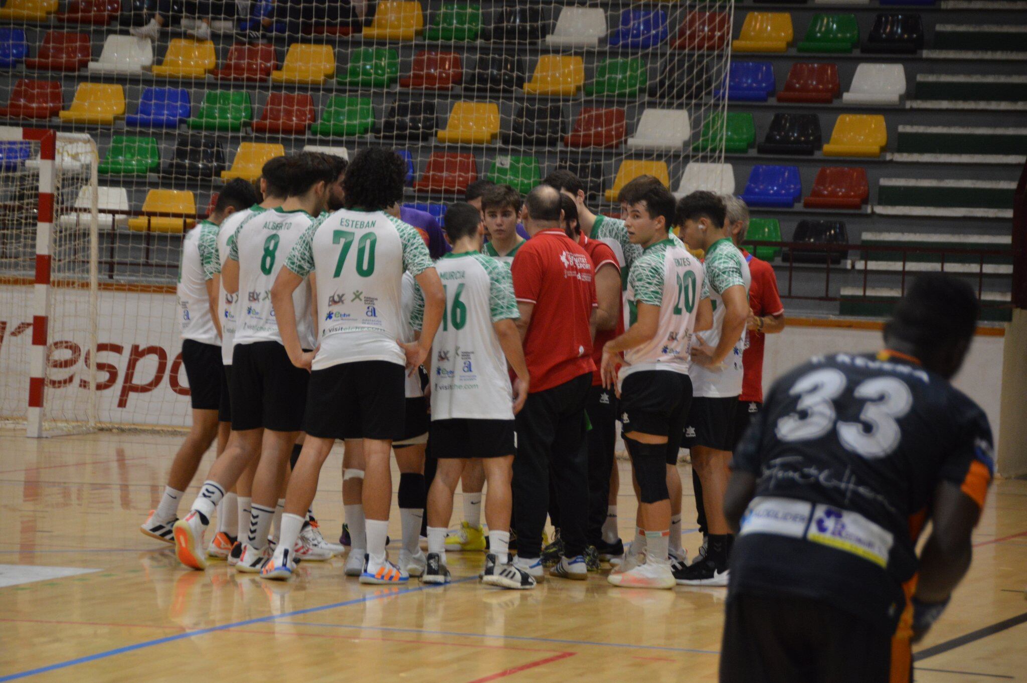 Los jugadores del CBM Elche en un tiempo muerto esta temporada