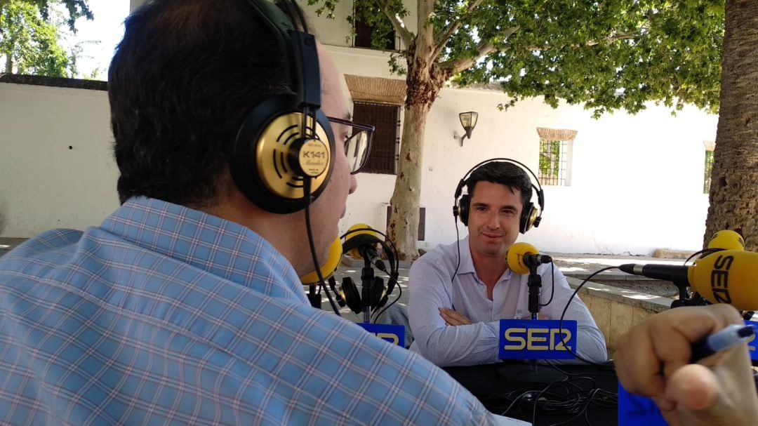 El candidato de Izquierda Unida, Pedro García, durante la entrevista con Radio Córdoba en la Plaza del Pocito