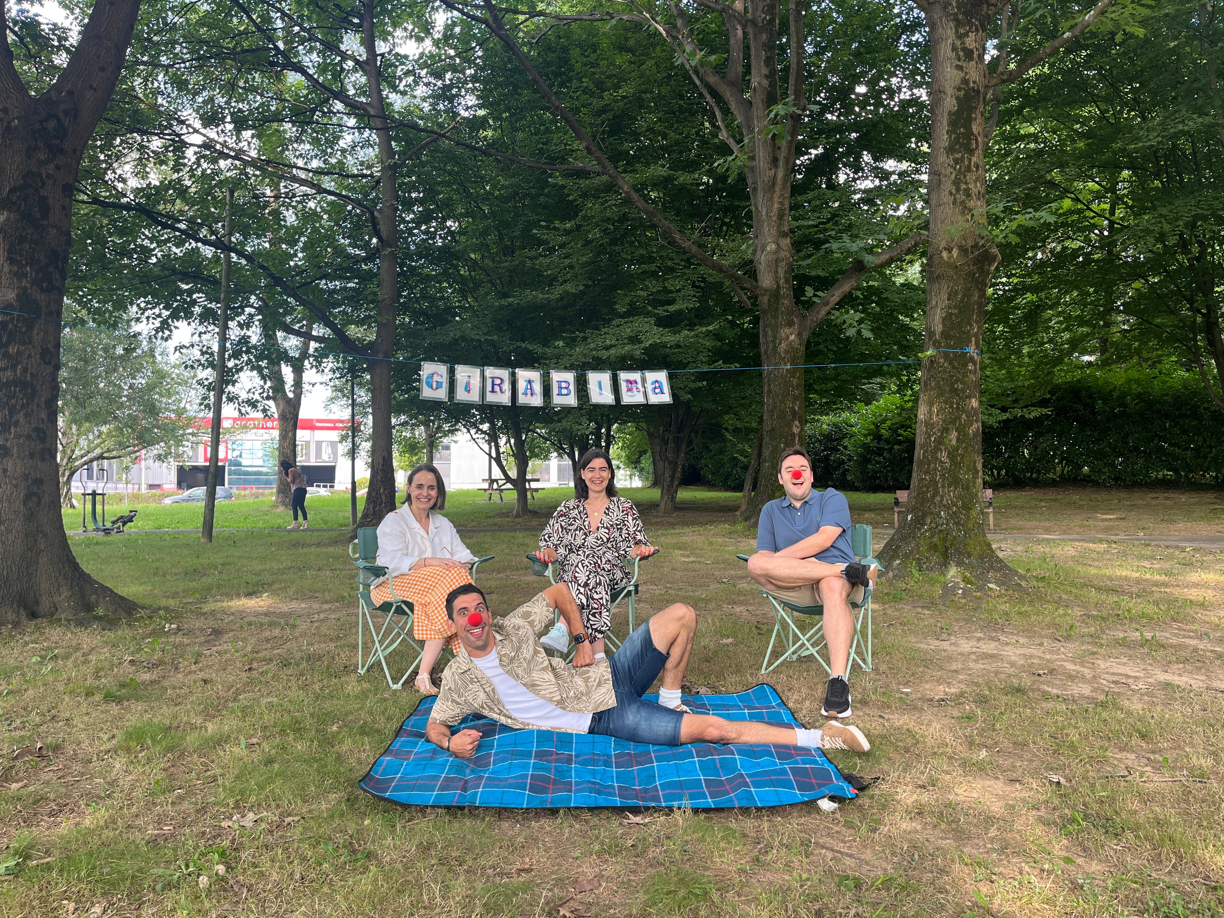 La delegada de Cultura, Nuria Alzaga (centro), junto a Asier Burguete y Álex de las Heras, como representantes de A&B Shows y Pía Alzaga como representante de Txikis del Bidasoa.