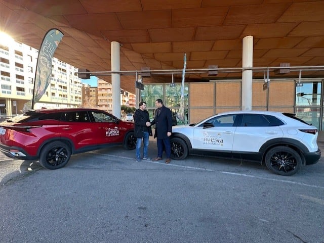 Carlos Naval y Sergio Serra entre dos de los vehículos de la flota &#039;Huesca la Magia&#039;