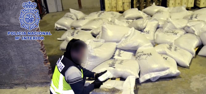 Fotografía facilitada por la Policía Nacional que ha incautado de más de 110 kilos de cocaína de gran pureza que se encontraban ocultos en un cargamento de hortalizas.