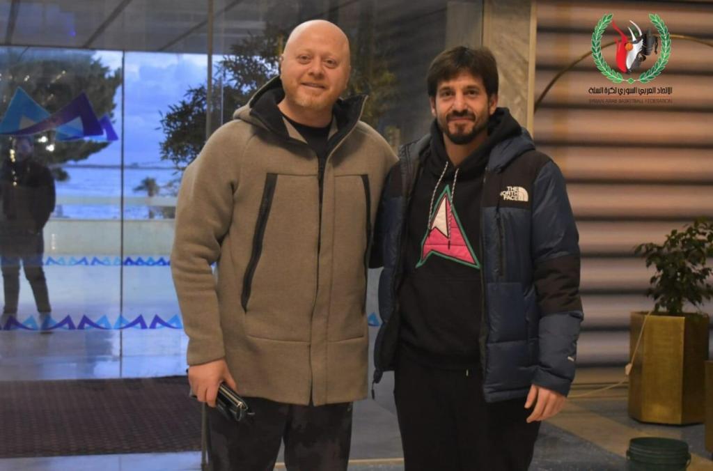 Julen Forniés (derecha) ya está en Siria para dirigir a la selección nacional.