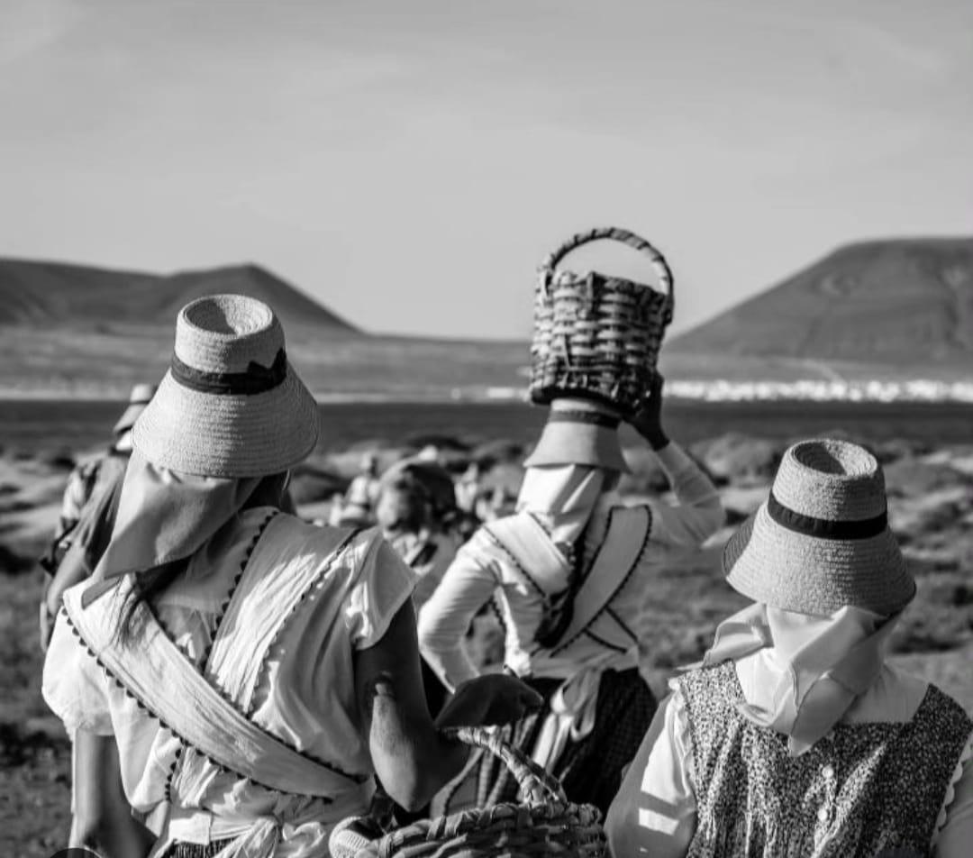 Mujeres gracioseras bajando el camino del Risco de Famara.