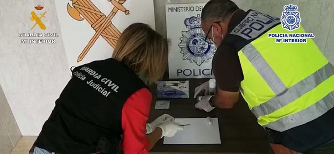 Agentes de la Guardia Civil y Policía Nacional analizan la droga incautada.