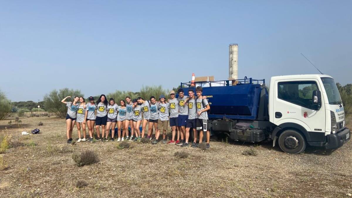Jovenes voluntarios restauran el medioambiente